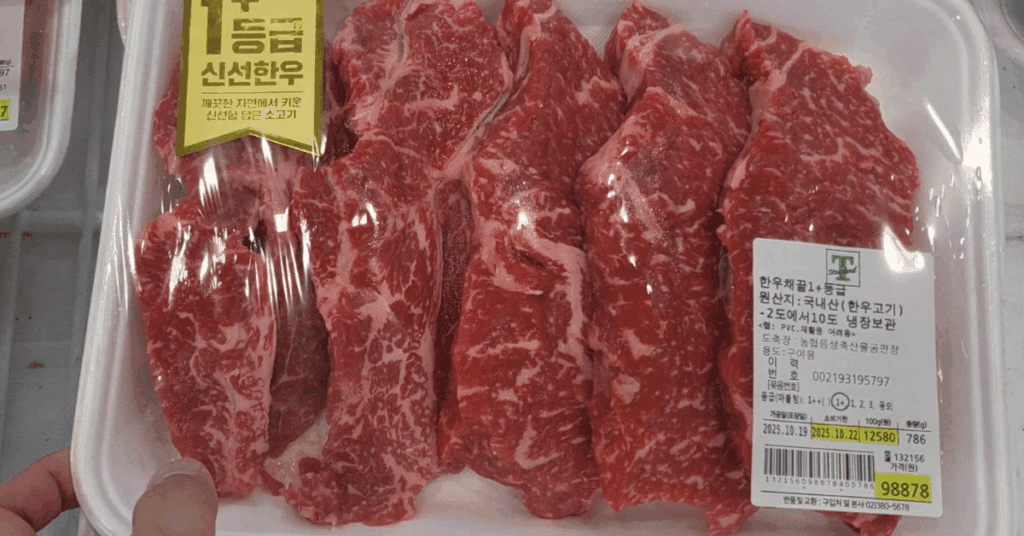 전날 밤부터 줄을 서는 인파가 몰린 트트레이더스 구월점 인기 추천템 10가지를 소개합니다.
한우 등심, 연어스테이크, 대왕새우초밥까지 — 트레이더스 추천템 2025 총정리!