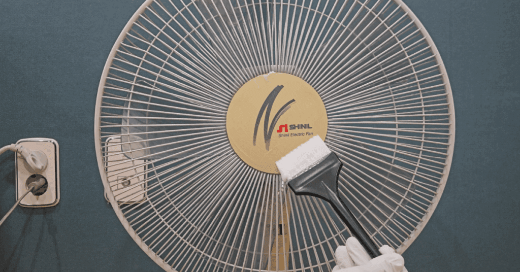 선풍기 청소 이렇게 하세요! 플라스틱 변색 제거 방법부터 보관 팁까지, 오래된 선풍기를 새것처럼 복원하는 초간단 노하우를 소개합니다.