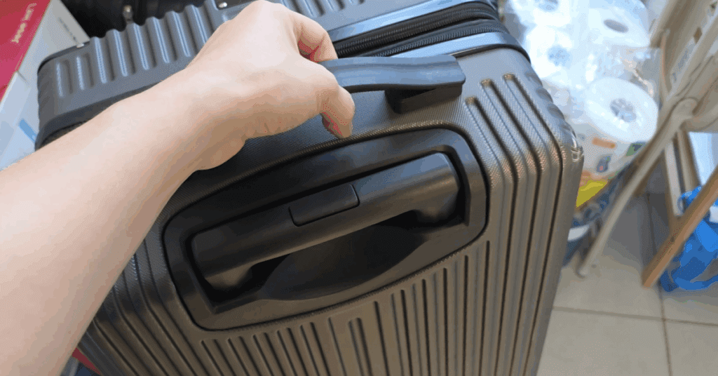 손톱깎이 하나로 해결하는 가장 간단한 캐리어 비밀번호 푸는법을 소개합니다. 비밀번호 분실, 잠금장치 문제를 빠르게 해결하고 안전하게 비밀번호 변경하는 방법까지 정리했습니다.