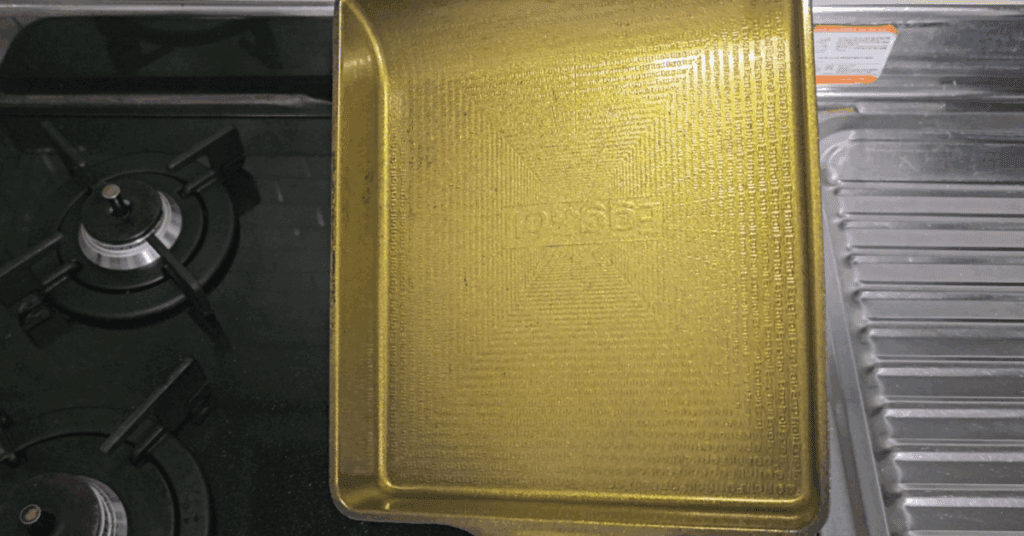 프라이팬 기름 설거지가 어렵다면 이 방법을 따라 해보세요. 호일, 치약, 과탄산소다로 프라이팬 탄거 제거와 프라이팬 기름때 제거까지 해결하는 프라이팬 닦는 법입니다.