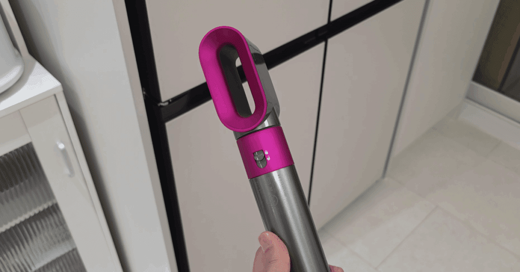 냉장고 안 시원함이 사라졌다면, 고무패킹 문제일 수 있습니다. 드라이기를 활용한 간단한 냉장고 온도 조절 꿀팁을 확인하고, 시원한 냉장고를 되찾아 보세요.