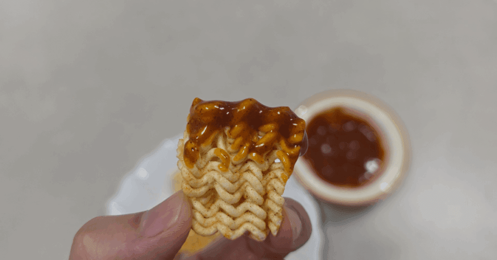 당장 전자레인지에 생라면을 통째로 넣어보세요. 최고의 전자레인지요리 라면땅이 됩니다. 끓인 것보다 더 맛있습니다.