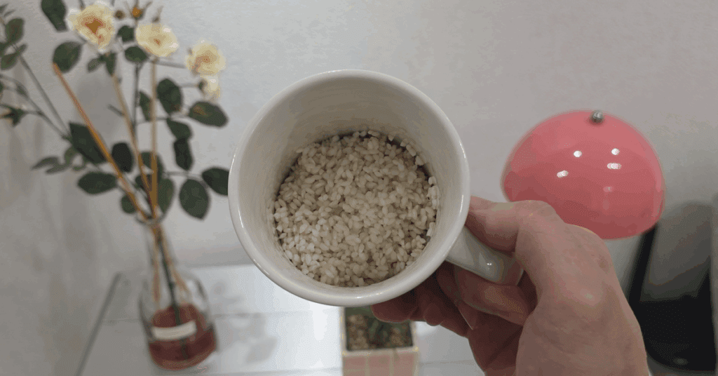 머그컵 하나로 전자레인지로 밥하기! 10분 만에 맛있는 밥 짓기 완성하는 방법을 소개합니다. 머그컵 밥 짓기, 전자레인지 머그컵 밥, 누구나 쉽게 따라 하는 레시피입니다.