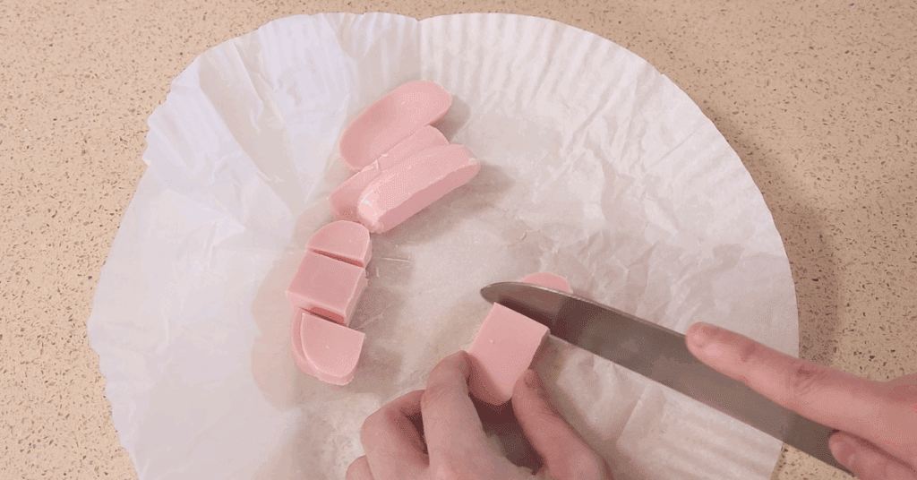 비누 전자레인지 30초로 말랑해져 얇게 소분하는 생활꿀팁을 소개합니다. 여행, 캠핑용으로 간편하며, 종이 비누 만들기 방법을 한 번에 정리합니다.