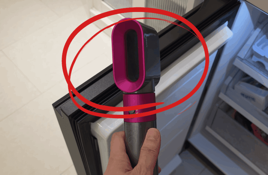 처음 샀을 때 보다 냉장고 안 시원함을 느꼈다면 드라이기로 해결할 수 있는 꿀팁이 있습니다.