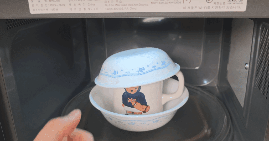 머그컵 하나로 전자레인지로 밥하기! 10분 만에 맛있는 밥 짓기 완성하는 방법을 소개합니다. 머그컵 밥 짓기, 전자레인지 머그컵 밥, 누구나 쉽게 따라 하는 레시피입니다.