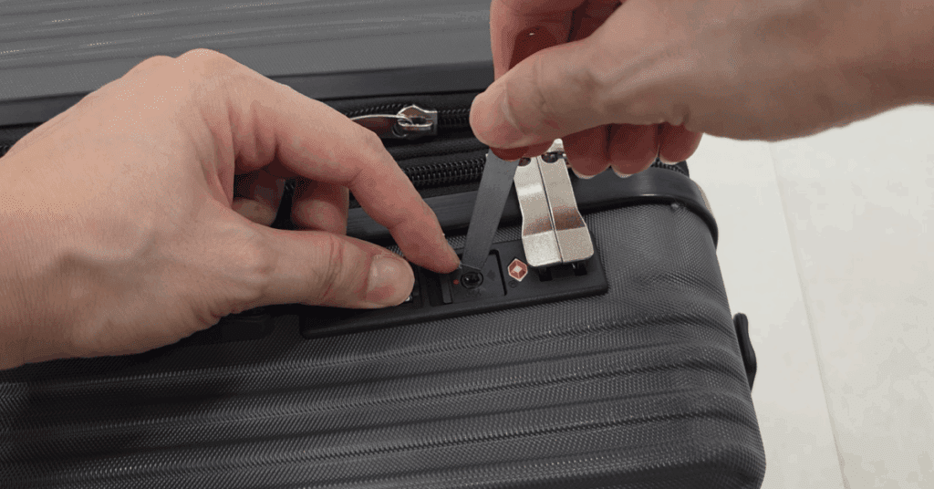 손톱깎이 하나로 해결하는 가장 간단한 캐리어 비밀번호 푸는법을 소개합니다. 비밀번호 분실, 잠금장치 문제를 빠르게 해결하고 안전하게 비밀번호 변경하는 방법까지 정리했습니다.