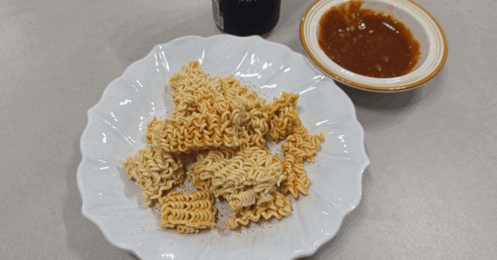 당장 전자레인지에 생라면을 통째로 넣어보세요. 최고의 전자레인지요리 라면땅이 됩니다. 끓인 것보다 더 맛있습니다.