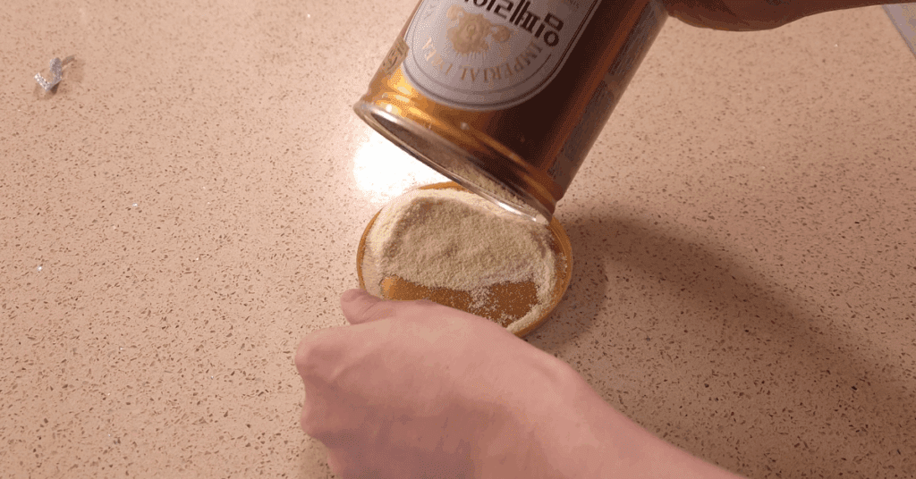 분유통 뚜껑에 십자가 홈을 만들어 분유 스푼을 분리 보관하는 꿀팁! 위생적인 분유 보관 방법부터 남은 분유까지 깔끔히 쓰는 요령, 안전 체크와 대안까지 정리했습니다.