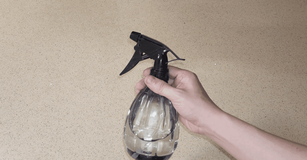 물티슈 성분 잔여물과 물티슈 세균 우려로 식탁에는 물티슈 사용 금지를 권합니다. 재질별 안전 청소법과 살림꿀팁을 정리해 가족 식탁을 깨끗하고 안전하게 관리하세요.