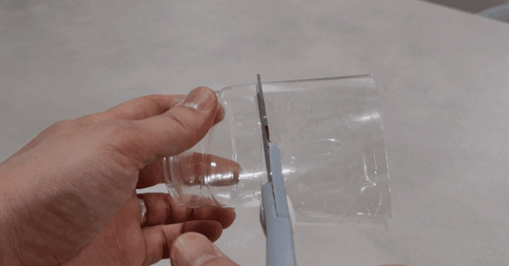 창틀 청소 도구 만들기 1 : 가위로 커피컵을 잘라주세요