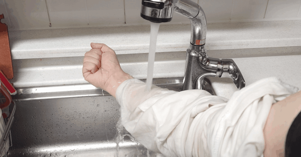 요리나 일상 중 생길 수 있는 화상, 잘못된 대처는 흉터를 남깁니다. 올바른 화상 대처법과 뜨거운 물 화상 응급처치 방법을 단계별로 알려드립니다. 