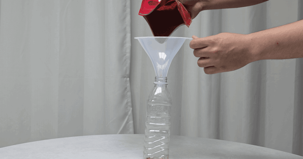 고춧가루 보관법 핵심은 공기, 수분, 빛 차단입니다. 페트병+비닐 밀봉으로 냉장고,냉동실 보관하면 맛과 색을 1년 이상 유지! 고춧가루 유통기한, 곰팡이 예방법까지 완벽 정리.