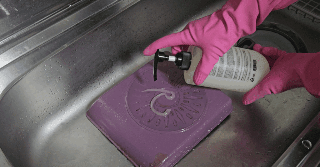 프라이팬 기름 설거지가 어렵다면 이 방법을 따라 해보세요. 호일, 치약, 과탄산소다로 프라이팬 탄거 제거와 프라이팬 기름때 제거까지 해결하는 프라이팬 닦는 법입니다.