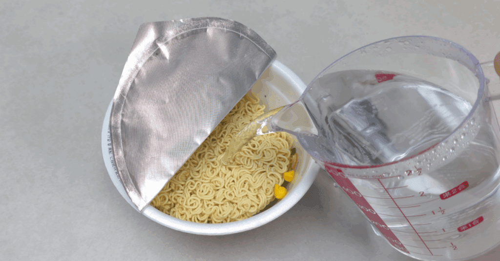 육개장 사발면 레시피 1 : 뜨거운 물 붓기