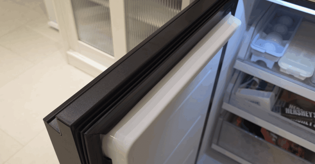 냉장고 안 시원함이 사라졌다면, 고무패킹 문제일 수 있습니다. 드라이기를 활용한 간단한 냉장고 온도 조절 꿀팁을 확인하고, 시원한 냉장고를 되찾아 보세요.