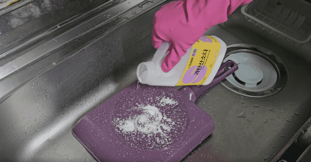 프라이팬 기름 설거지가 어렵다면 이 방법을 따라 해보세요. 호일, 치약, 과탄산소다로 프라이팬 탄거 제거와 프라이팬 기름때 제거까지 해결하는 프라이팬 닦는 법입니다.