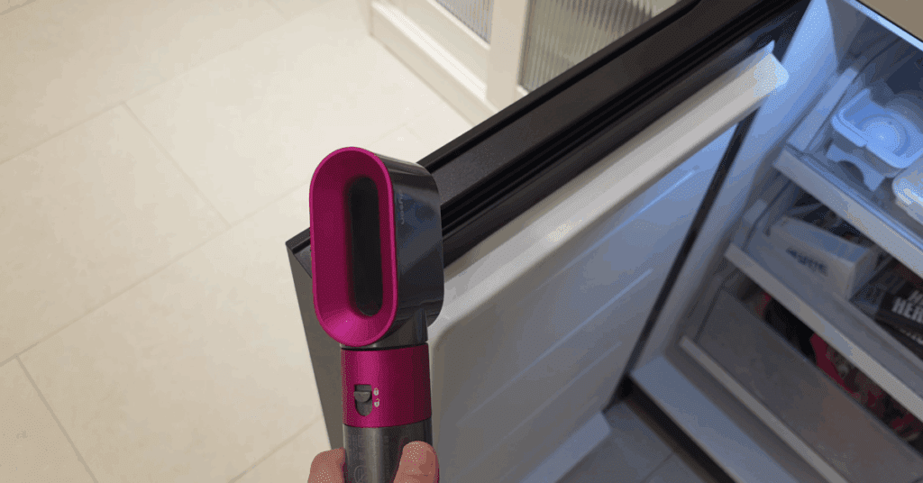 냉장고 안 시원함이 사라졌다면, 고무패킹 문제일 수 있습니다. 드라이기를 활용한 간단한 냉장고 온도 조절 꿀팁을 확인하고, 시원한 냉장고를 되찾아 보세요.