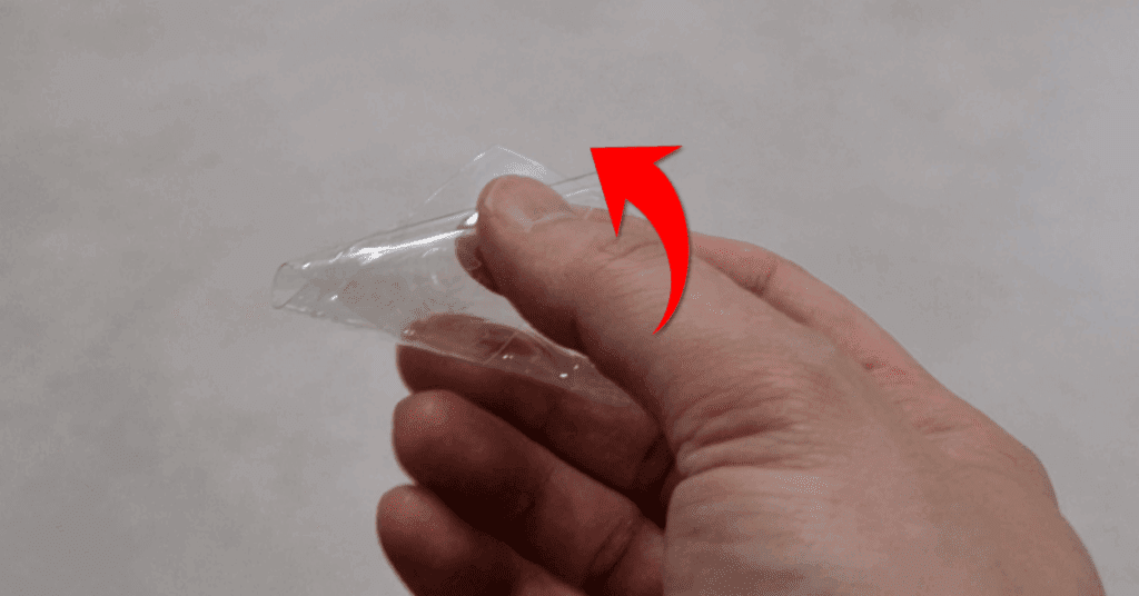 창틀 청소 도구 만들기 3 : 커피컵 조각을 깔대기 모양으로 만들어주세요.