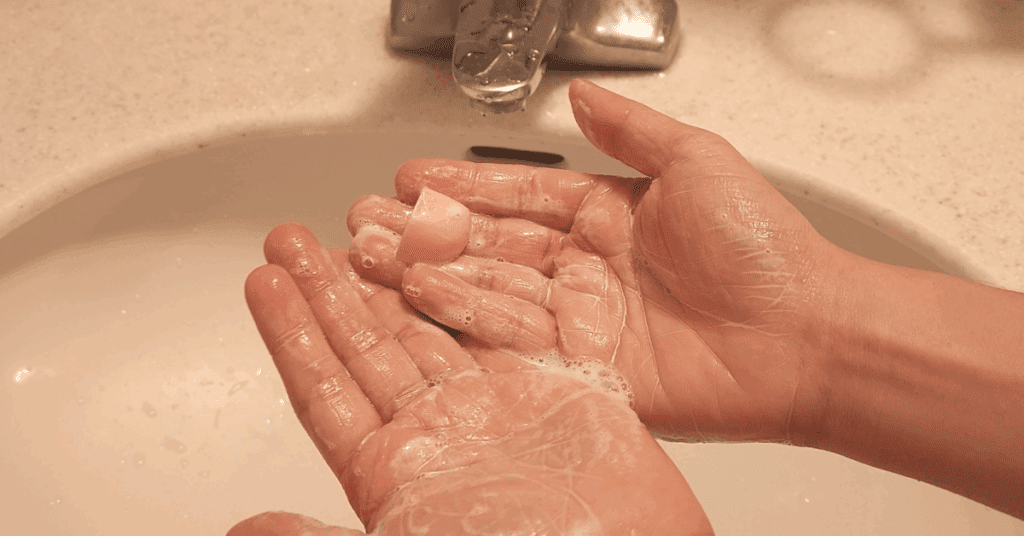 비누 전자레인지 30초로 말랑해져 얇게 소분하는 생활꿀팁을 소개합니다. 여행, 캠핑용으로 간편하며, 종이 비누 만들기 방법을 한 번에 정리합니다.