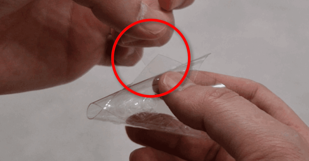 창틀 청소 도구 만들기 4 : 깔대기 모양의 커피컵 조각을 테이프로 고정해주세요.