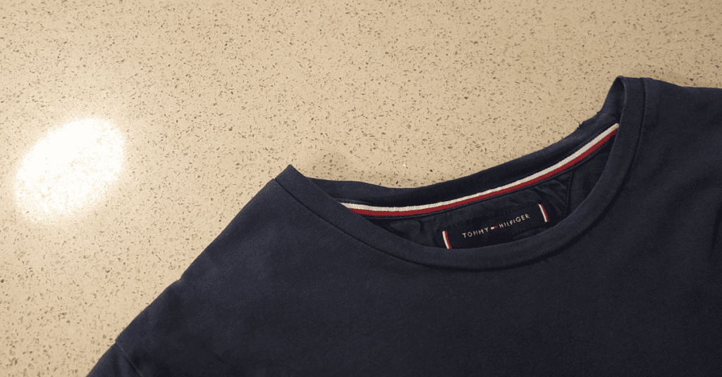 목 늘어난 티셔츠 버리지 마세요! 우레탄 줄, 물풀, 스팀다리미로 티셔츠 목 늘어남 수선하는 초간단 생활꿀팁을 알려드립니다. 10초면 새 옷처럼 복구됩니다. 