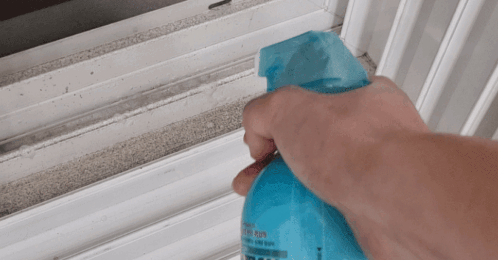 창틀에 세제 뿌리기