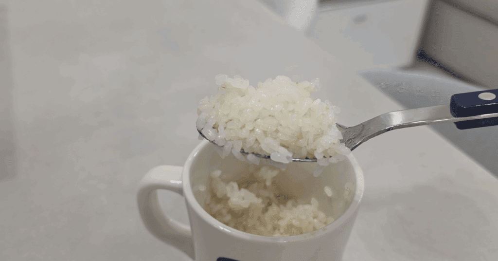 머그컵 하나로 전자레인지로 밥하기! 10분 만에 맛있는 밥 짓기 완성하는 방법을 소개합니다. 머그컵 밥 짓기, 전자레인지 머그컵 밥, 누구나 쉽게 따라 하는 레시피입니다.