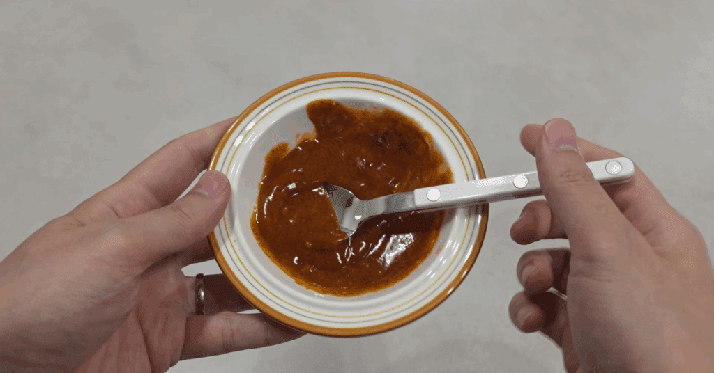 당장 전자레인지에 생라면을 통째로 넣어보세요. 최고의 전자레인지요리 라면땅이 됩니다. 끓인 것보다 더 맛있습니다.