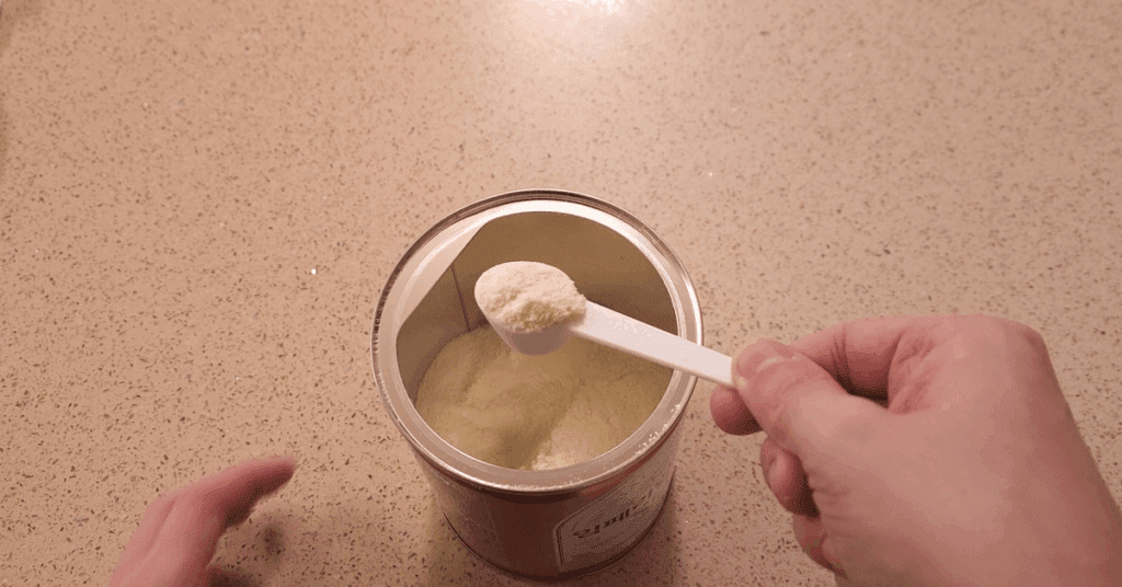 분유통 뚜껑에 십자가 홈을 만들어 분유 스푼을 분리 보관하는 꿀팁! 위생적인 분유 보관 방법부터 남은 분유까지 깔끔히 쓰는 요령, 안전 체크와 대안까지 정리했습니다.