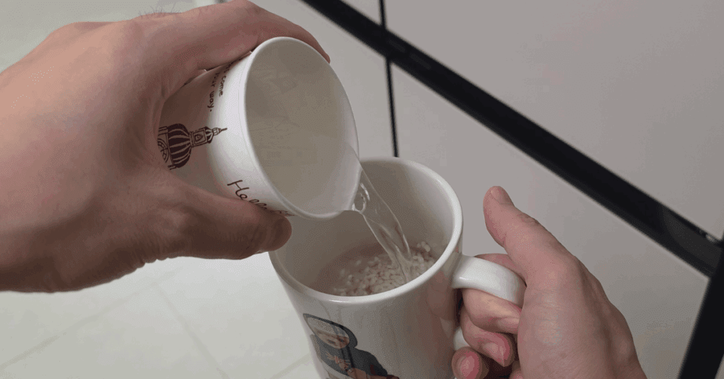 머그컵 하나로 전자레인지로 밥하기! 10분 만에 맛있는 밥 짓기 완성하는 방법을 소개합니다. 머그컵 밥 짓기, 전자레인지 머그컵 밥, 누구나 쉽게 따라 하는 레시피입니다.