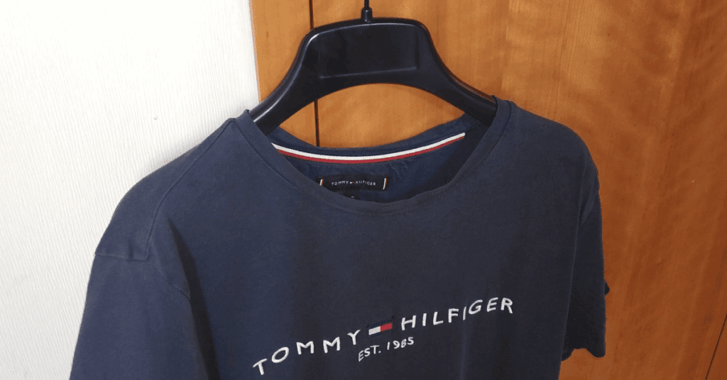 목 늘어난 티셔츠 버리지 마세요! 우레탄 줄, 물풀, 스팀다리미로 티셔츠 목 늘어남 수선하는 초간단 생활꿀팁을 알려드립니다. 10초면 새 옷처럼 복구됩니다. 