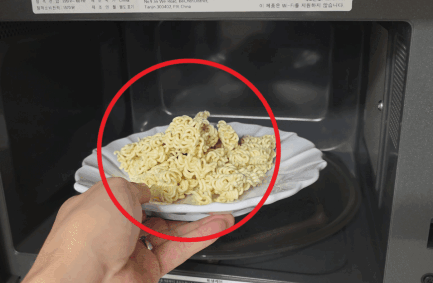 당장 전자레인지에 생라면을 통째로 넣어보세요. 최고의 전자레인지요리 라면땅이 됩니다. 끓인 것보다 더 맛있습니다. 4