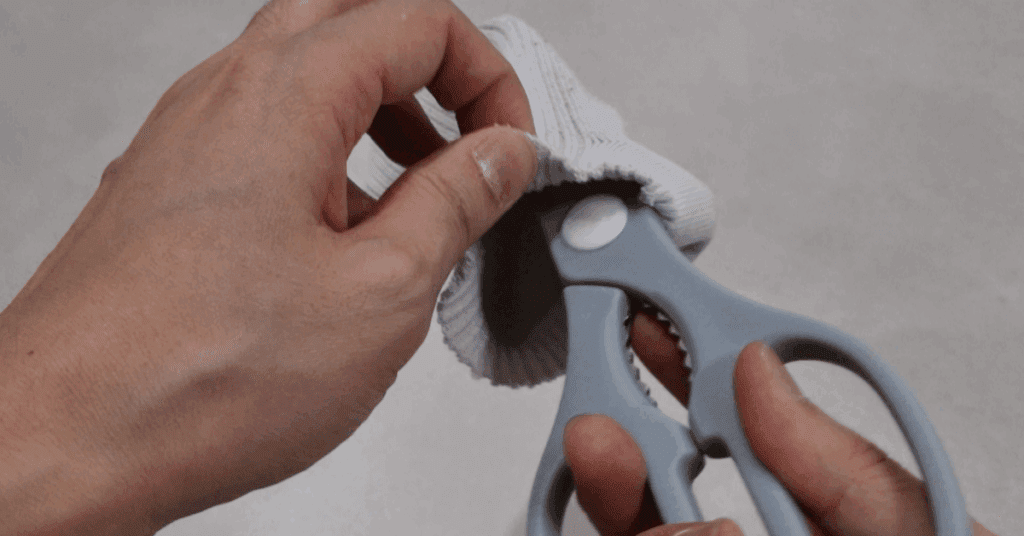 양말에 가위를 넣으면 새로운 창틀 청소 도구가 됩니다.