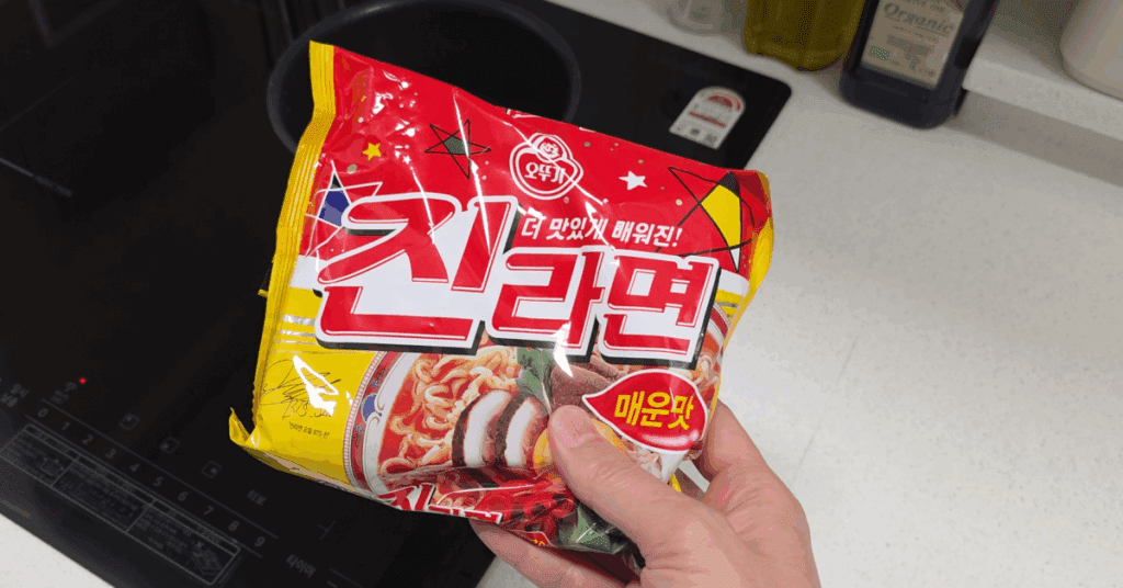 당장 전자레인지에 생라면을 통째로 넣어보세요. 최고의 전자레인지요리 라면땅이 됩니다. 끓인 것보다 더 맛있습니다.