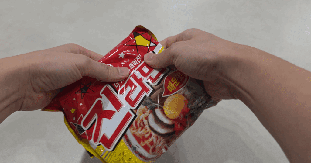 당장 전자레인지에 생라면을 통째로 넣어보세요. 최고의 전자레인지요리 라면땅이 됩니다. 끓인 것보다 더 맛있습니다.