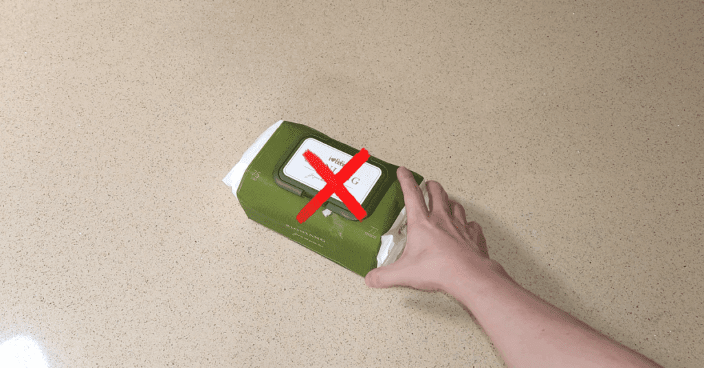 물티슈 성분 잔여물과 물티슈 세균 우려로 식탁에는 물티슈 사용 금지를 권합니다. 재질별 안전 청소법과 살림꿀팁을 정리해 가족 식탁을 깨끗하고 안전하게 관리하세요.