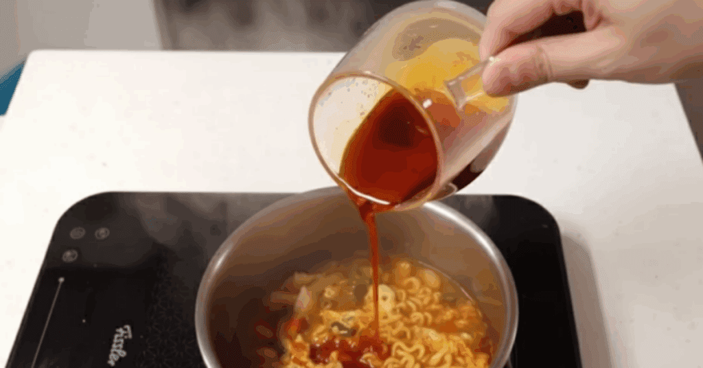 라면 맛있게 끓이는 법5_고추기름 넣기