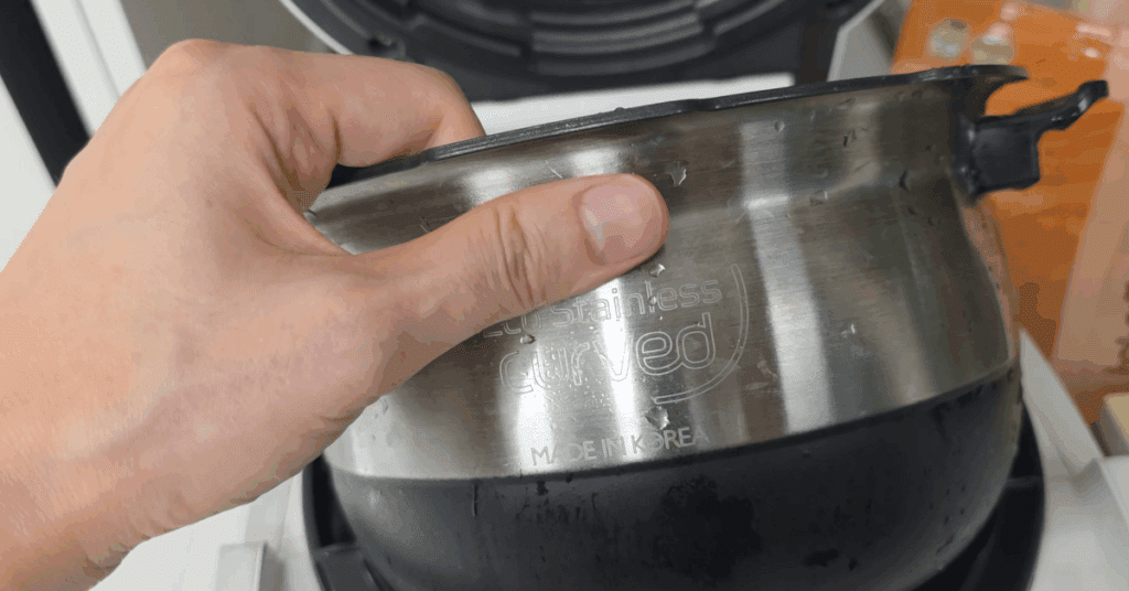 전기밥솥 내솥에서 쌀 씻기는 금물! 코팅 손상·금속 용출을 막는 쌀 씻기 핵심 과학과 쌀씻는 방법(쌀씻는 방법/쌀 씻는 법), 밥맛 살리는 살림 꿀팁을 정리했습니다.