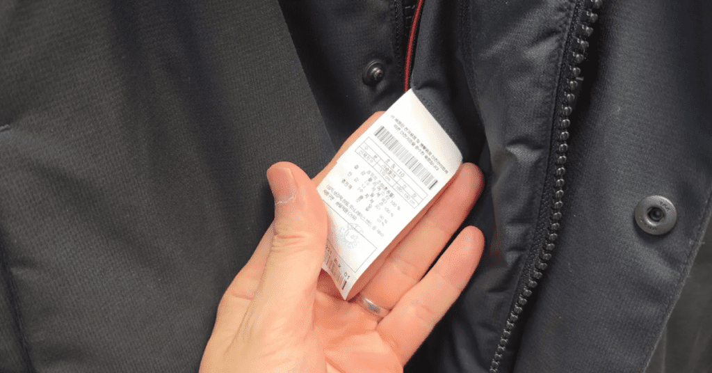 여름 옷 그냥 버리지 마세요! 겨울 맞이 옷장정리 할 때 알아야 할 역대급 옷정리 꿀팁을 소개합니다. 스마트한 옷버리기 꿀팁으로 돈 버는 옷정리를 시작하세요. 