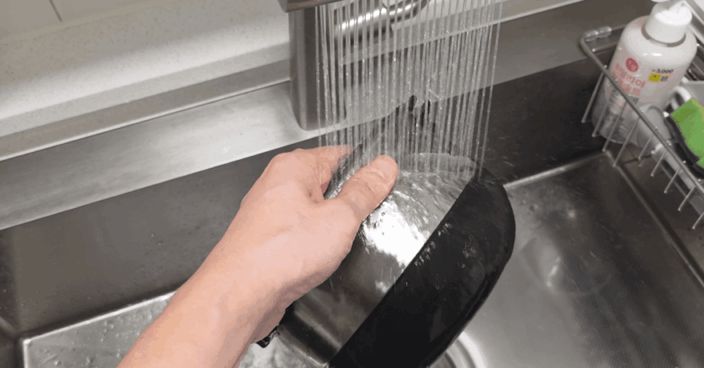 전기밥솥 내솥에서 쌀 씻기는 금물! 코팅 손상·금속 용출을 막는 쌀 씻기 핵심 과학과 쌀씻는 방법(쌀씻는 방법/쌀 씻는 법), 밥맛 살리는 살림 꿀팁을 정리했습니다.