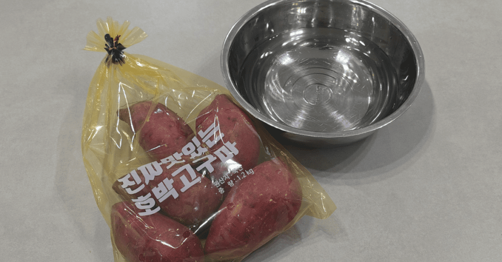 소금물 30분 담금만으로 고구마 삶는법이 달라집니다. 제철 고구마를 더 달콤하고 촉촉하게! 비율, 시간, 고구마 삶기·굽기·에어프라이어 팁까지 생활 꿀팁 총정리.