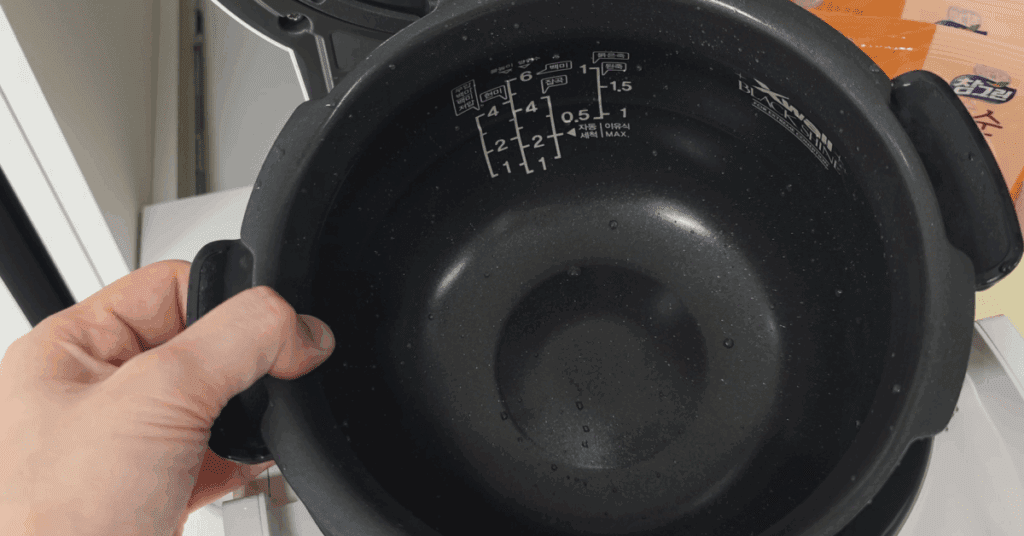 전기밥솥 내솥에서 쌀 씻기는 금물! 코팅 손상·금속 용출을 막는 쌀 씻기 핵심 과학과 쌀씻는 방법(쌀씻는 방법/쌀 씻는 법), 밥맛 살리는 살림 꿀팁을 정리했습니다.