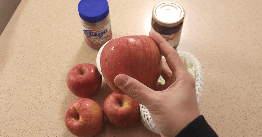 칼집 두 번으로 완성되는 맛있게 사과 먹는법을 소개합니다. 그릭요거트와 잼을 더해 간단하게 만드는 사과 레시피로 집에서도 고급 디저트를 즐겨 보세요.