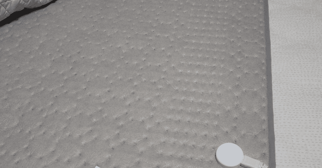 전기장판 전기세 폭탄 막는 법! 예열 후 취침(약)으로 내리는 전기장판 사용법, 얇은 패드+두꺼운 이불 레이어링, 공기층 최소화로 전기매트 효율↑ 전기세 절약 실전팁.