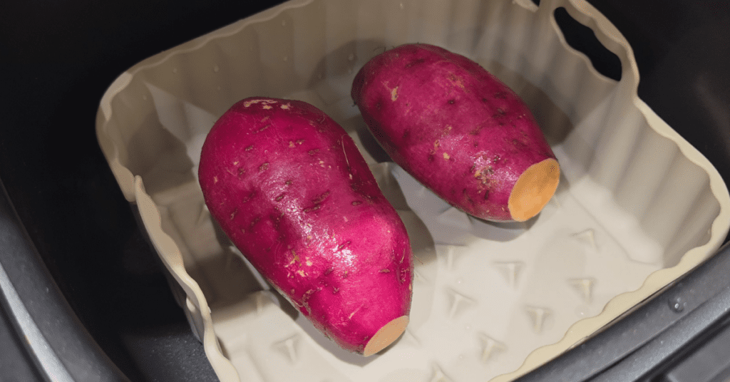 소금물 30분 담금만으로 고구마 삶는법이 달라집니다. 제철 고구마를 더 달콤하고 촉촉하게! 비율, 시간, 고구마 삶기·굽기·에어프라이어 팁까지 생활 꿀팁 총정리.