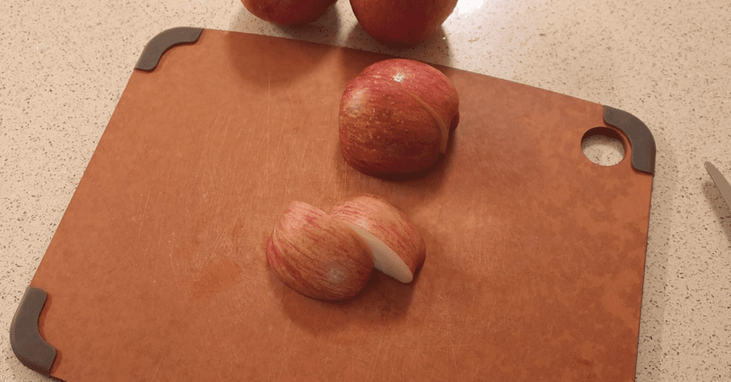 칼집 두 번으로 완성되는 맛있게 사과 먹는법을 소개합니다. 그릭요거트와 잼을 더해 간단하게 만드는 사과 레시피로 집에서도 고급 디저트를 즐겨 보세요.