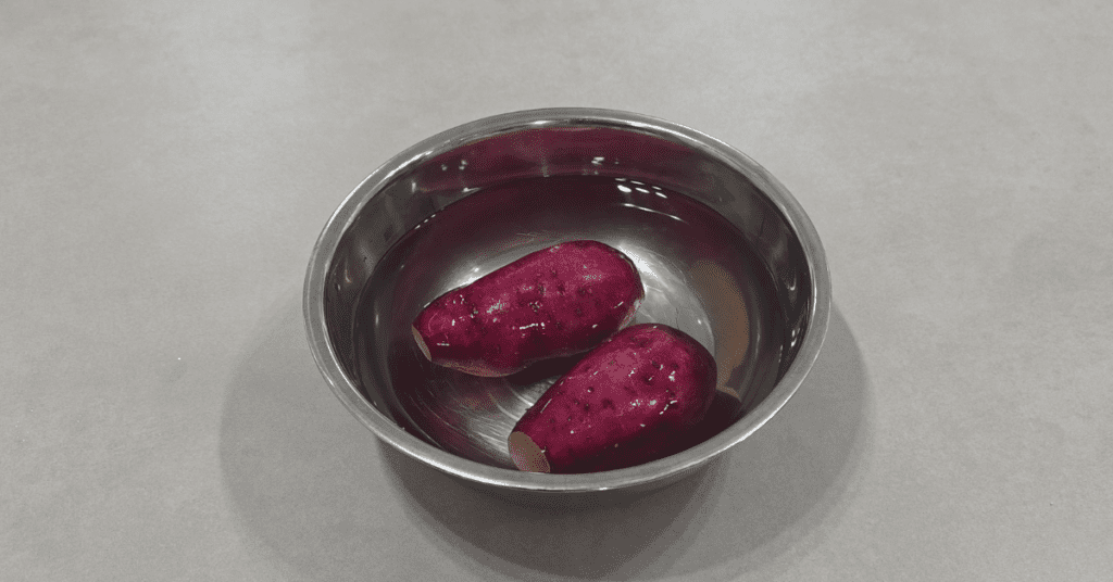 소금물 30분 담금만으로 고구마 삶는법이 달라집니다. 제철 고구마를 더 달콤하고 촉촉하게! 비율, 시간, 고구마 삶기·굽기·에어프라이어 팁까지 생활 꿀팁 총정리.