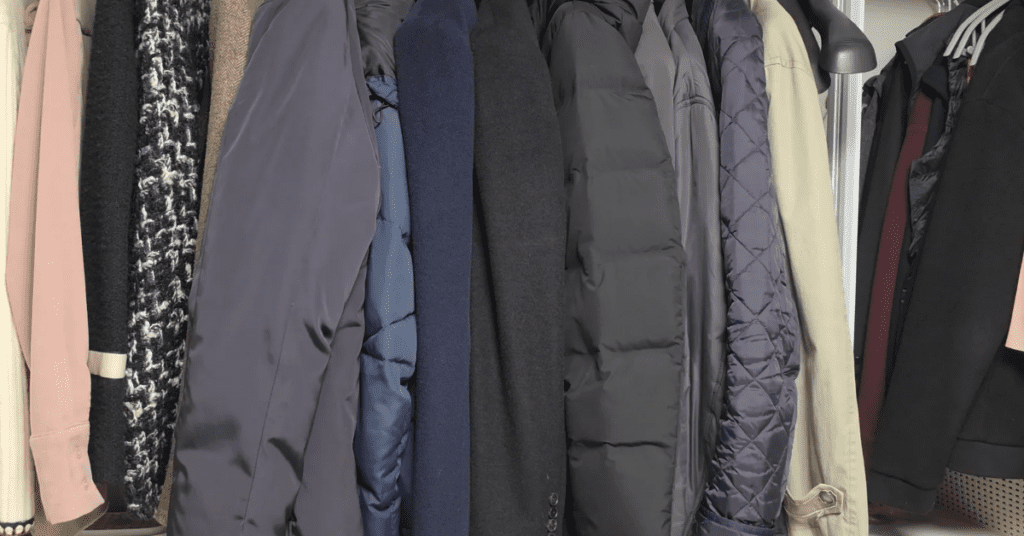 여름 옷 그냥 버리지 마세요! 겨울 맞이 옷장정리 할 때 알아야 할 역대급 옷정리 꿀팁을 소개합니다. 스마트한 옷버리기 꿀팁으로 돈 버는 옷정리를 시작하세요. 