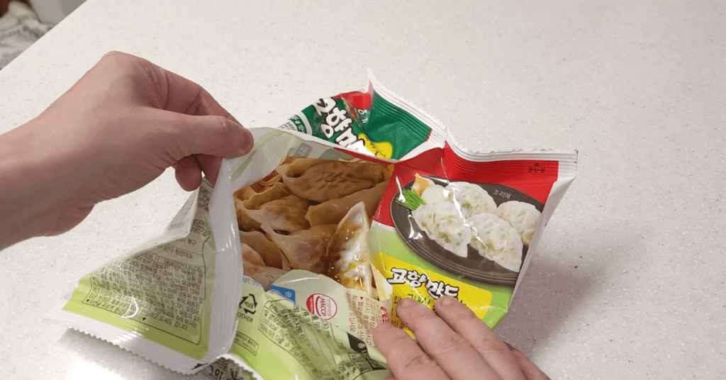 지금 전국에서 화제인 고향만두 레시피 1위를 소개합니다. 불 없이 전자레인지로 3분 만에 완성하는 초간단 만두 요리 비법을 확인하세요. 